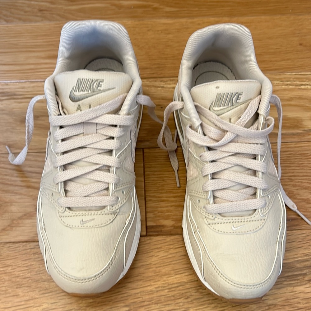 EUC Nike Air Max Sneakers Size 8